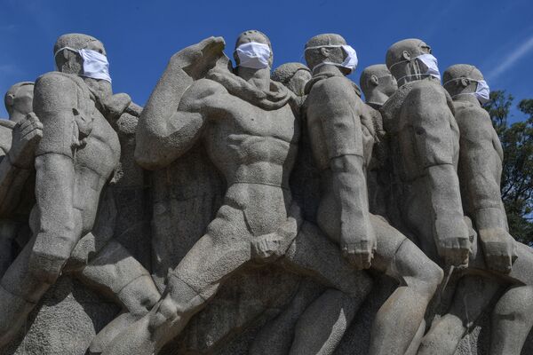 Estatuas del Monumento das Bandeiras con máscaras protectoras en Sao Paulo, Brasil.  - Sputnik Mundo