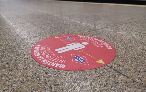 Metro Madrid añade vinilos en el suelo para recordar la distancia de seguridad - Sputnik Mundo