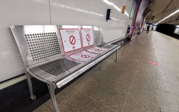 Metro Madrid añade vinilos en sus bancos para recordar la distancia de seguridad - Sputnik Mundo