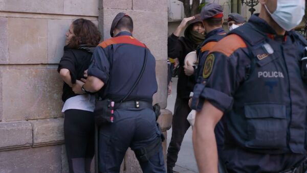 Los Mossos detienen a una manifestante en Barcelona - Sputnik Mundo