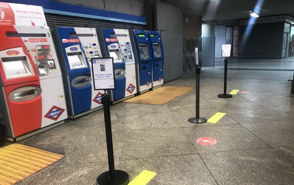 Metro Madrid añade vinilos en el suelo para recordar la distancia de seguridad - Sputnik Mundo