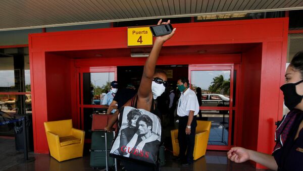 Un pasajero en el aeropuerto de La Havana - Sputnik Mundo