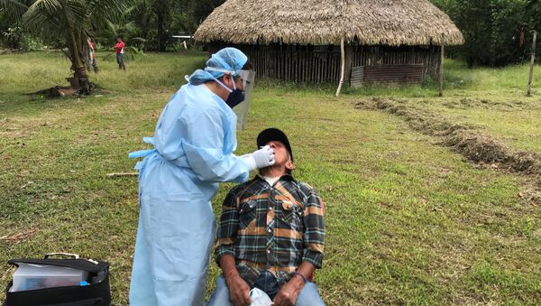 Un indígena Siekopai realizándose un test de coronavirus - Sputnik Mundo