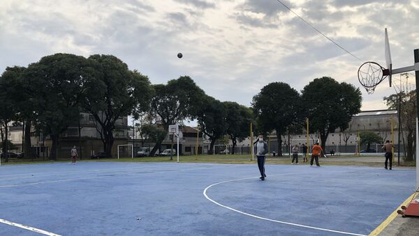 El Polideportivo cuenta con canchas de fútbol y básquet que se habilitan a diario hasta las 18 horas - Sputnik Mundo