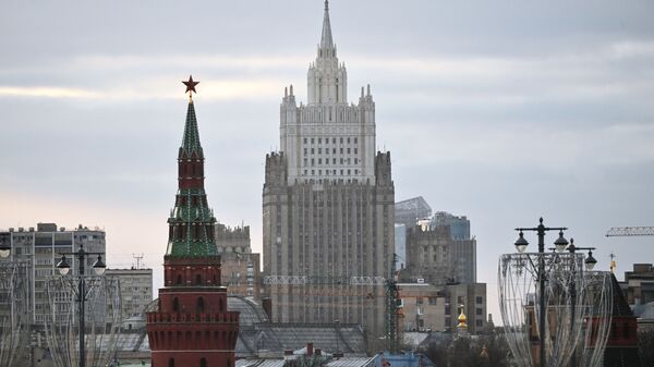 El edificio del Ministerio de Asuntos Exteriores ruso y una de las torres del Kremlin - Sputnik Mundo