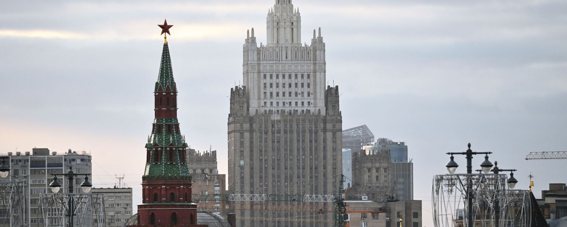 El edificio del Ministerio de Asuntos Exteriores ruso y una de las torres del Kremlin - Sputnik Mundo, 1920, 15.04.2022
