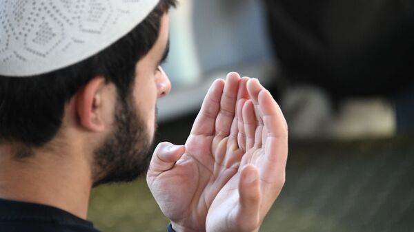 Un hombre musulmán rezando - Sputnik Mundo