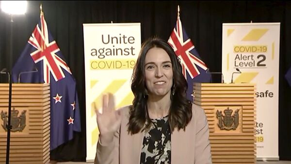 La primera ministra de Nueva Zelanda mantiene la sonrisa ante un terremoto en directo en TV - Sputnik Mundo