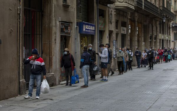 Colas de personas para recibir donación de alimentos en Barcelona - Sputnik Mundo