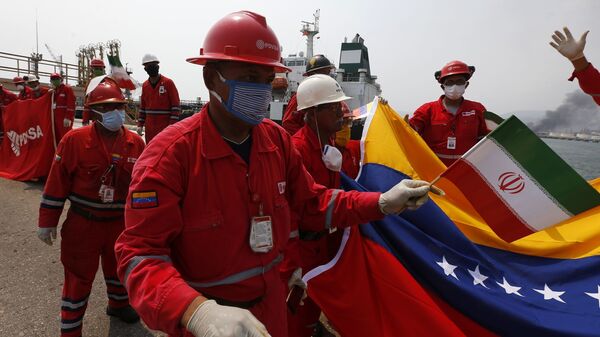 Banderas venezolanas e iraníes reciben a los barcos llegados desde Irán - Sputnik Mundo