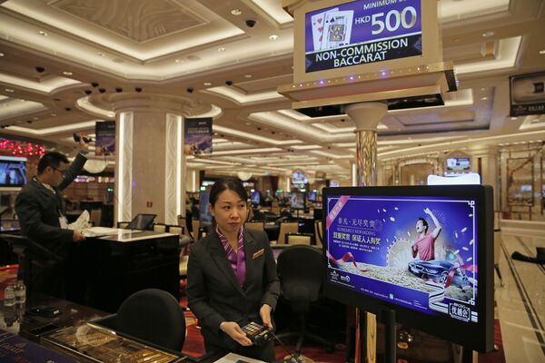 Casino staffs set up gaming tables at the new expansion of the Galaxy Macau casino resort in Macau - Sputnik Mundo