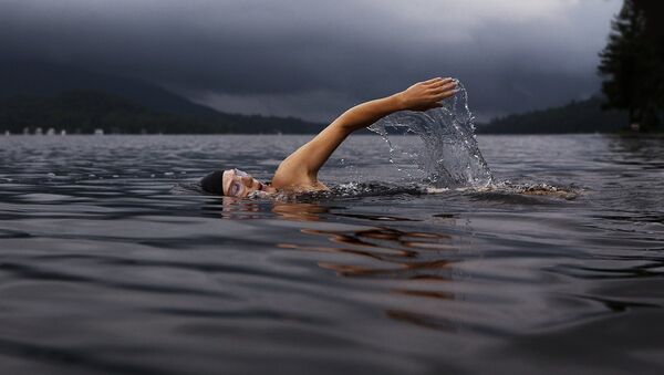 Una mujer nadando en el mar - Sputnik Mundo