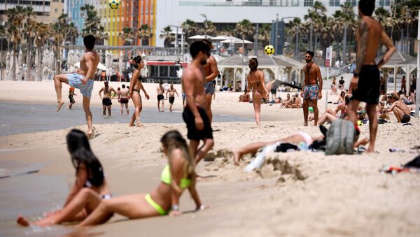 Gente en la playa del Mediterraneo en Israel - Sputnik Mundo