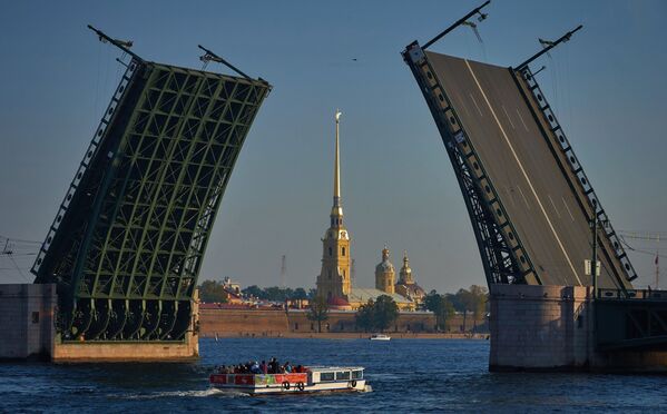 Вид на разведенный Дворцовый мост и Петропавловскую крепость в Санкт-Петербурге - Sputnik Mundo