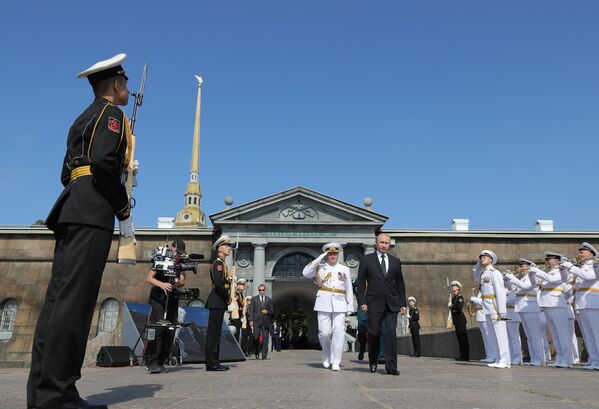 Президент РФ В. Путин посетил Главный военно-морской парад - Sputnik Mundo
