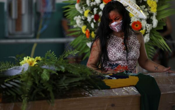 Funeral del jefe indígena Messias Kokama, de 53 años, del Parque das Tribos, en Manaos-Brasil - Sputnik Mundo
