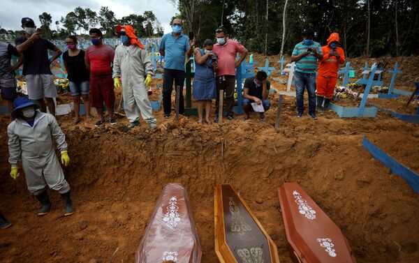 Entierro masivo de víctimas del coronavirus en el cementerio Parque Taruma en Manaos, Brasil, 26 de mayo de 2020. - Sputnik Mundo