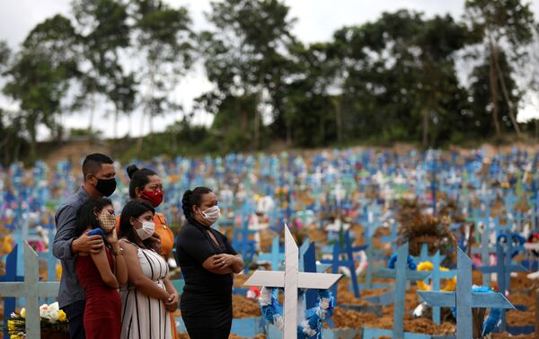 Familiares durante un entierro masivo de víctimas del coronavirus en el cementerio Parque Taruma en Manaus, Brasil, 26 de mayo de 2020 - Sputnik Mundo