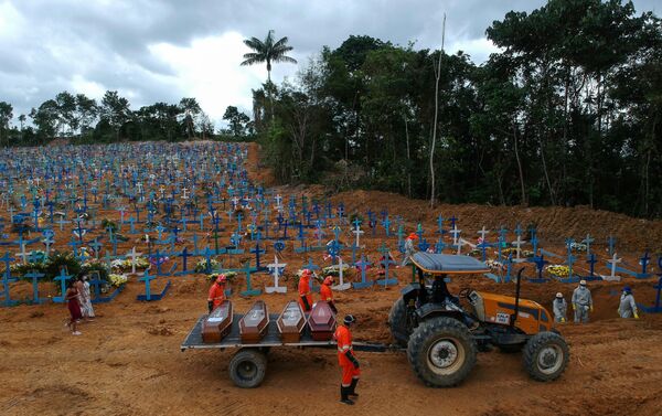 Sepultureros trabajan durante un entierro masivo de víctimas por coronavirus en el cementerio Parque Taruma en Manaos, Brasil, 26 de mayo de 2020 - Sputnik Mundo