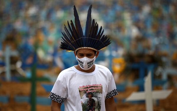 El indígena Miqueias Moreira Kokama usa una máscara facial protectora con palabras que dicen: Las vidas indígenas importan - Sputnik Mundo