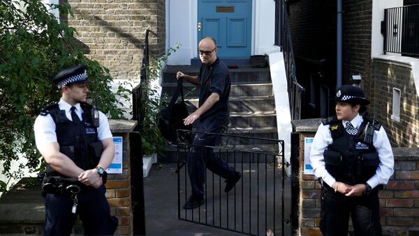 Dominic Cummings, asesor del jefe del Gobierno británico, y dos policías cerca de la casa de Cummings en Londres, Reino Unido - Sputnik Mundo