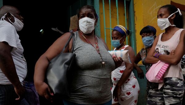 Cubanos con mascarillas durante la pandemia de COVID-19 - Sputnik Mundo