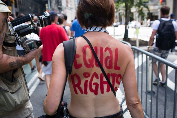 Día Internacional sin sujetador: una forma de protesta femenina con los senos como protagonistas - Sputnik Mundo