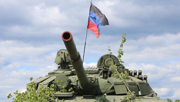 Un tanque con la bandera de la RPD - Sputnik Mundo