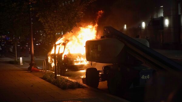 Manifestantes queman un automóvil cerca de la Casa Blanca - Sputnik Mundo