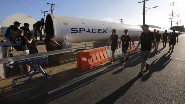 El creador del concepto de Hyperloop, Elon Musk llega a la II Competición de Pods de Hyperloop en California - Sputnik Mundo
