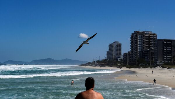 Una playa de Río de Janeiro durante la pandemia del COVID-19 - Sputnik Mundo