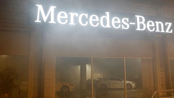 Sala de exposición de Mercedes-Benz en California durante las protestas por el asesinato de George Floyd, EEUU - Sputnik Mundo