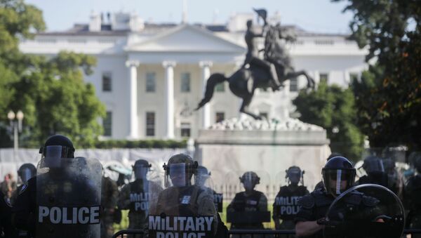 Policías antidisturbios frente a la Casa Blanca - Sputnik Mundo