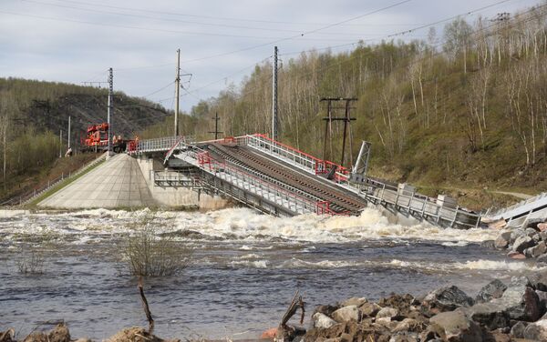 El puente por donde pasaban los trenes se derrumbó en la región de Murmansk, Rusia - Sputnik Mundo
