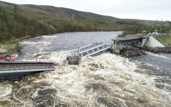 El puentre se desplomó en medio del río en Múrmansk, Rusia - Sputnik Mundo