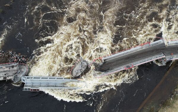 Una vista aérea del derrumbe del puente tras su derrumbe en Múrmansk, Rusia - Sputnik Mundo