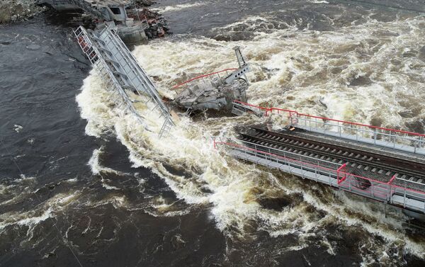 El derrumbe del puente en Múrmansk, Rusia - Sputnik Mundo