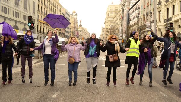Manifestación de mujeres feministas en Madrid - Sputnik Mundo