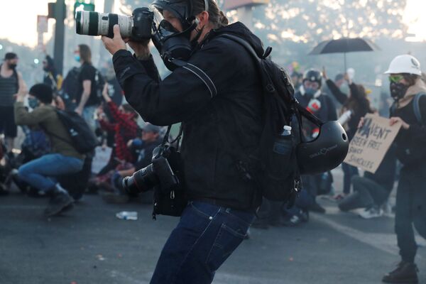 Protestas en EEUU: los periodistas, en primera la línea de batalla - Sputnik Mundo