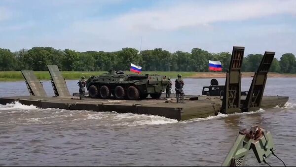 Lo ingenieros militares rusos atraviesan un río con un pontón de 60 metros de largo - Sputnik Mundo