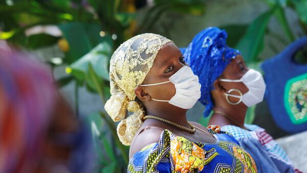 Dos mujeres con mascarillas en Haití durante el brote de coronavirus - Sputnik Mundo