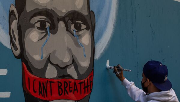 Граффити с изображением убитого полицейским афроамериканца Джорджа Флойда в Лос-Анджелесе - Sputnik Mundo