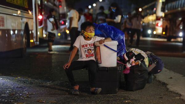 Un chico esperando el bus en Manila, Filipinas - Sputnik Mundo