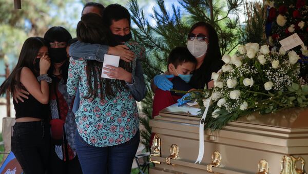 Funeral de un fallecido por COVID-19 en México - Sputnik Mundo