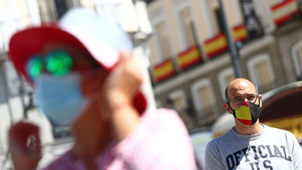 Gente con mascarillas en Madrid durante el desconfinamiento tras el brote de coronavirus en España - Sputnik Mundo