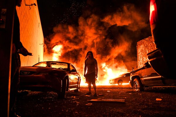 Горящие автомобили на фоне беспорядков, произошедших после смерти Джорджа Флойда от рук полицейских в Миннеаполисе, США - Sputnik Mundo