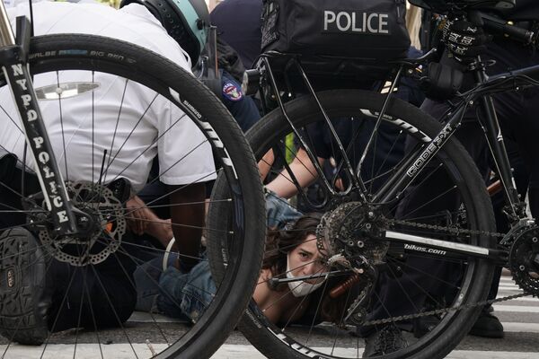 Сотрудники полиции производят задержания вовремя протеста в Нью-Йорке - Sputnik Mundo