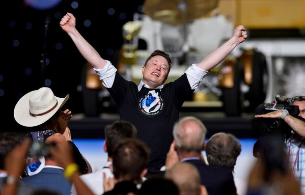 Основатель SpaceX  Илон Маск после запуска ракеты Falcon 9 - Sputnik Mundo