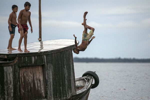 Дети прыгают в воду в бухте Мелгако, к юго-западу от острова Марахо, Бразилия - Sputnik Mundo