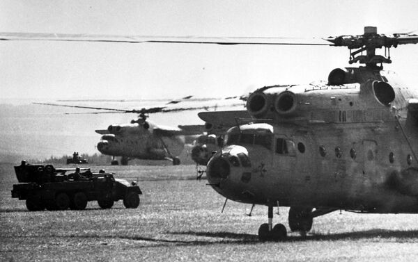 Dos helicópteros soviéticos Mi-6 sobre un campo.  - Sputnik Mundo